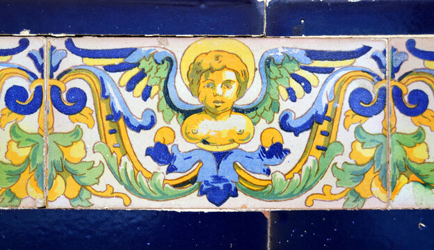 Angelote en un z&oacute;calo de azulejos tradicionales sevillanos. Cer&aacute;mica de Triana. Azulejos de patr&oacute;n. Azulejos decorativos en una casa de Sevilla Andaluc&iacute;a Espa&ntilde;a. Azul cobalto