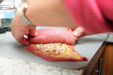 Eine Roulade rollen