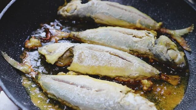 deep-fried small floured fish