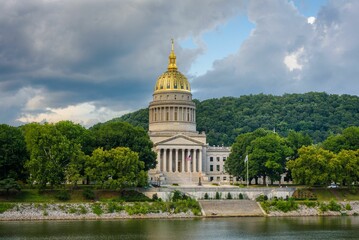 Obraz premium The West Virginia State Capitol and Kanawha River, in Charleston, West Virginia