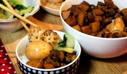 Chinesisches Essen mit Schweinebauch und Reis