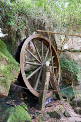 自然の中で動く水車
