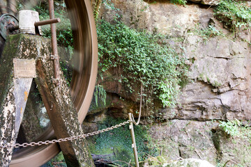 自然の中で動く水車