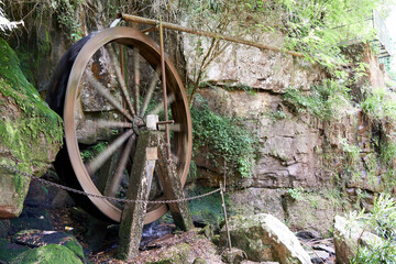 自然の中で動く水車