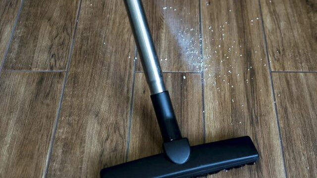 Vacuum the dirt off the kitchen tiles on the floor. The cleaner removes the dirt in the apartment. Remove the scattered free-flowing mixture on the floor.