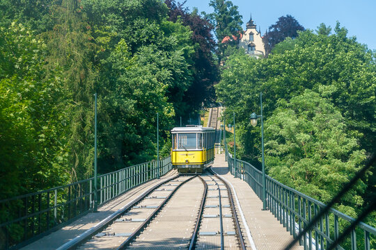 Standseilbahn Dresden auf dem Viadukt