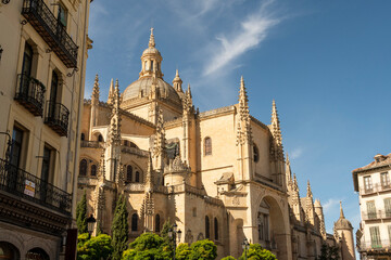 Fototapeta na wymiar Fachada de la catedral de Segovia, España 