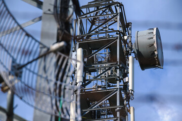 Obraz premium Imagen de antena de telecomunicaciones con detalles de las antenas, radomo, antenas 4g, antenas 5g, telefonía móvil, últimas tecnologías telecomunicaciones. 