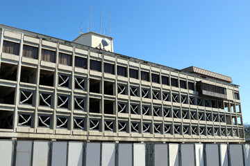 Old concrete building structure ready to be pull down image. 解体中のビルの様子。