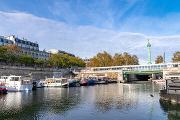 Fototapeta premium Paris, Bastille, beautiful harbor with houseboats, and the column with the angel 