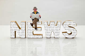 新聞を読む男性