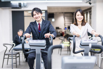 Fototapeta premium オフィスで昼休みにトレーニングをするビジネスパーソン