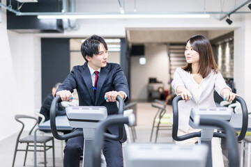 オフィスで昼休みにトレーニングをするビジネスパーソン