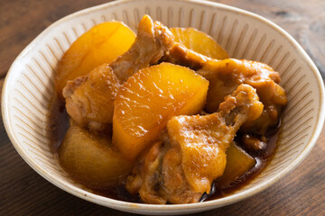 鶏手羽元と大根の煮物