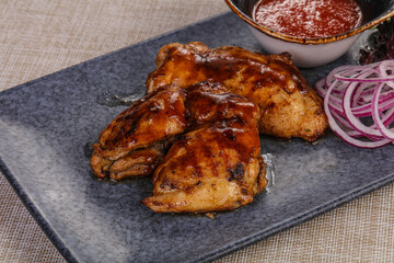 Grilled chicken with tomato sauce