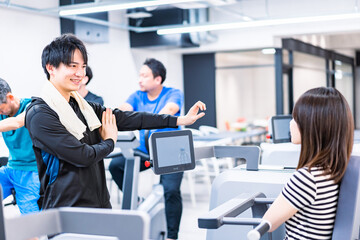 ジムでトレーナーの指導を受ける若い女性