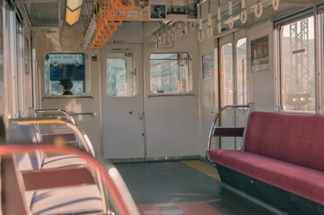 レトロ調の電車の車内