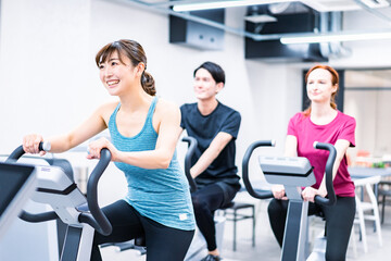 自転車マシンでトレーニングをする人々