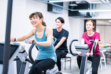 自転車マシンでトレーニングをする人々