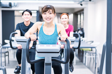 自転車マシンでトレーニングをする人々