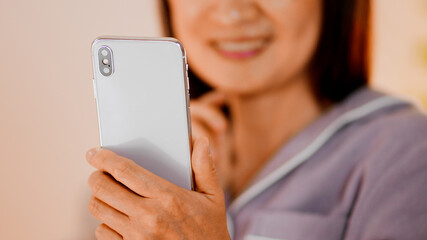 スマートフォンを使うシニア女性