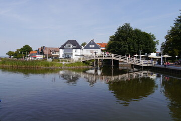 Fototapeta na wymiar Promenade mit Brücke in Steinhude am Steinhuder Meer