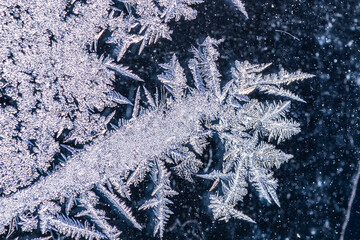 Vitre de voiture gelé avec de nombreux cristaux de givre par une matinée glaciale