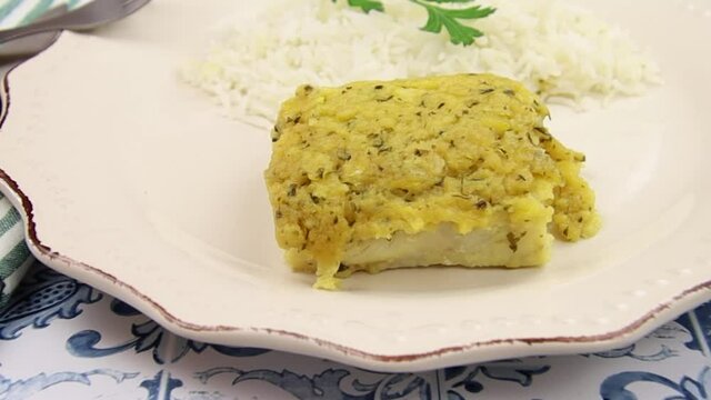 poisson &agrave; la bordelaise et riz blanc dans une assiette