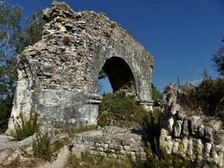 Fototapeta na wymiar Römischer Aquädukt-Pfeiler / Aqueducs romains de Barbegal bei Fontvieille / Provence