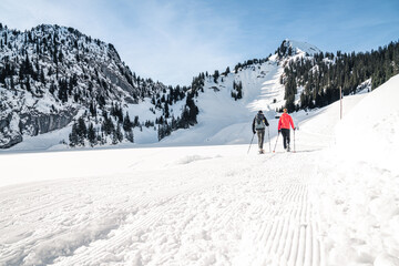 Winterwanderung in den Alpen. Hiking mit Schneeschuhe. Schneeschuhwanderung in den Bergen.