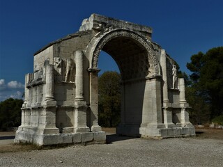 Fototapeta na wymiar Bogen von Glanum / Triumphbogen / Les Antiques in Saint-Remy-de-Provence