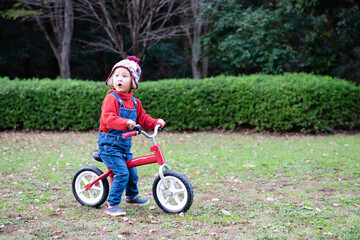 自転車で遊ぶ子供