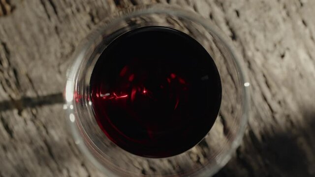 Vino rosso nel calice su tagliere di legno