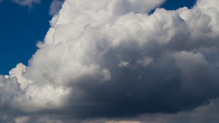 Cumulus congestus d'un blanc immaculé.  La convection est profonde