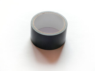 白い紙の上に置いた黒い布テープ。