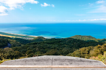 弥彦山展望台のパラグライダー離陸台から日本海を一望（新潟県弥彦村）