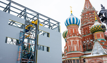 Obraz premium December 5, 2021, Moscow, Russia. Restoration of the monument to Minin and Pozharsky on Red Square in Moscow against the background of St. Basil's Cathedral.