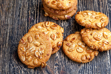 round cookies with roasted peanuts