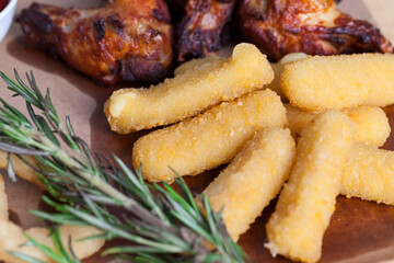 a set of dishes consisting of baked chicken wings , sets in a cafe