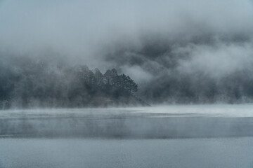 朝霧の立ち込める有峰湖