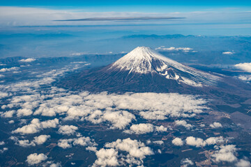 上空から見た冬の富士山