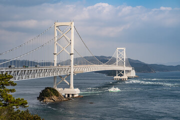 大鳴門橋と鳴門海峡の観潮船