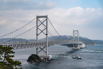 大鳴門橋と鳴門海峡の観潮船