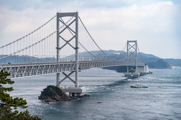 大鳴門橋と鳴門海峡のうずしお観潮船