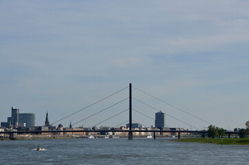 Fototapeta na wymiar Panorama am Fluss Rhein in Düsseldorf, Nordrhein - Westfalen