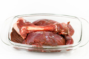 raw venison from deer into glass plate