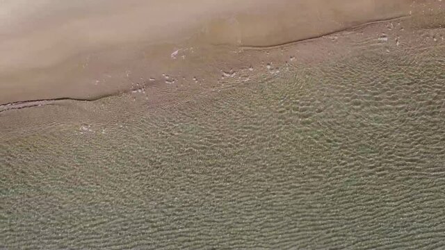 Mare, spiaggia vista dall'alto.