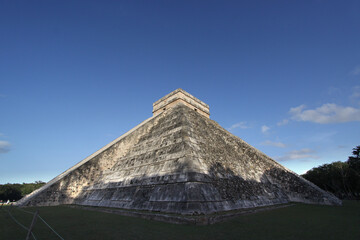 Fototapeta na wymiar mayan pyramid in Chichen Itza ruins, Yucatan, Mexico