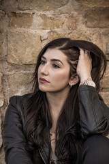 Model, Beauty, Schönheit, Haare, Frisur, Lederjacke, Lippenstift, Steinwand, Ohrring, Uhr, Inspiration, verträumt 