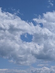 Naklejka na ściany i meble Percée dans les nuages ​​en forme de cœur révélant un ciel bleu